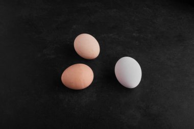 Siyah arka planda yumurtalar. Yüksek kalite fotoğraf