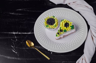 Beyaz bir tabakta ayçiçeği desenli kek. Yüksek kalite fotoğraf