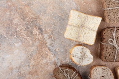 Mermer zemin üzerinde çeşitli ekmek yığınları. Yüksek kalite fotoğraf