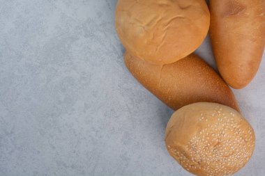 Taş zeminde çörekler ve somun ekmeği. Yüksek kalite fotoğraf