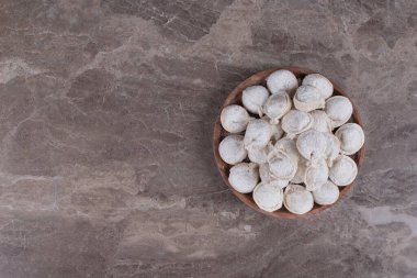 Tahtada çiğ hamur köftesi. Yüksek kalite fotoğraf