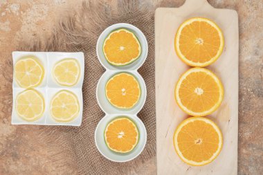 Çeşitli tabaklarda taze portakal ve limon dilimleri. Yüksek kalite fotoğraf