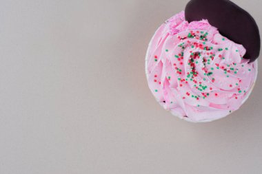 Beyaz yüzeyde tereyağlı kremalı kek. Yüksek kalite fotoğraf