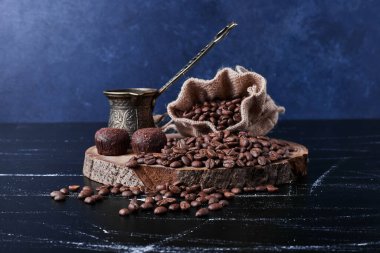 Köy parselinde siyah arka planda kahve çekirdekleri. Yüksek kalite fotoğraf