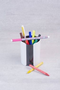 Beyaz arka planda kalem kutusunda renkli kalemler. Yüksek kalite fotoğraf