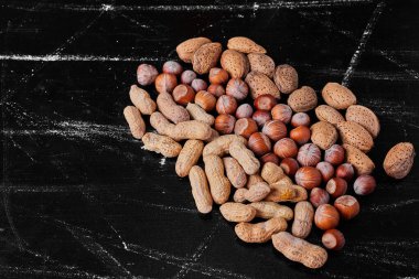 Siyah arka planda fındık ve meyveler. Yüksek kalite fotoğraf