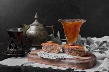 Kafkas Pakhlava 'sı, konukseverlik ve çay. Yüksek kalite fotoğraf