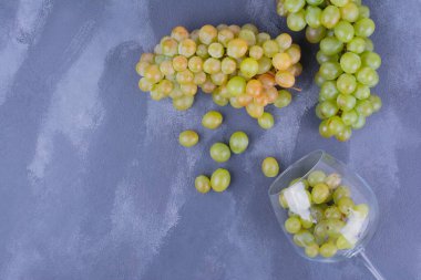 Mavi arka planda izole edilmiş bir demet üzüm. Yüksek kalite fotoğraf