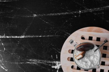 Siyah arka planda kremalı ev yapımı kurabiyeler.