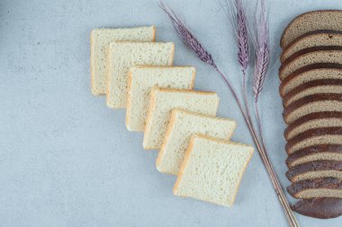 Kayadan arkaplanda buğdaylı tost ve siyah ekmek dilimleri. Yüksek kalite fotoğraf