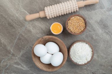 Yumurta, un, arpa ve mermer yüzeyde merdane tokası. Yüksek kalite fotoğraf