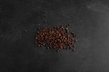 Siyah arka planda izole edilmiş karabiber taneleri. Yüksek kalite fotoğraf