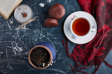 Bir fincan çayla çikolatalı lokum kurabiyesi. Yüksek kalite fotoğraf