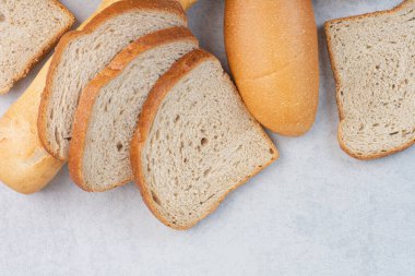 Mermer zemin üzerinde taze ekmek çeşitliliği. Yüksek kalite fotoğraf