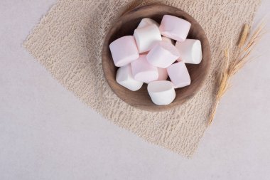 Çuval bezi üzerinde tahtadan şekerlemeler