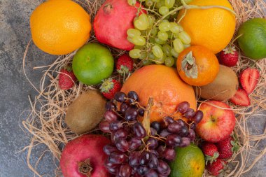 Mermer zemin üzerinde taze meyveler. Yüksek kalite fotoğraf