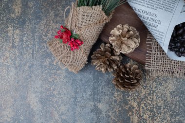 Gazetede fasulye ve tahta üzerinde çam kozalağı. Yüksek kalite fotoğraf