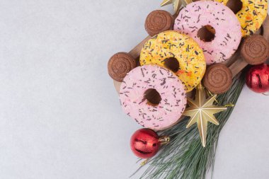 Beyaz arka planda topları olan tatlı bir Noel pastası. Yüksek kalite fotoğraf