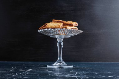 Cam bardakta çikolata kremalı tuzlu krakerler. Yüksek kalite fotoğraf