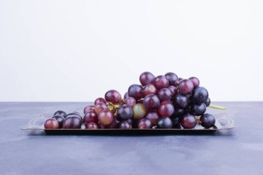 Metalik tepside kırmızı üzüm demeti. Yüksek kalite fotoğraf