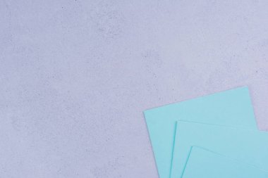 Gri arkaplanda mavi notalar var. Yüksek kalite fotoğraf