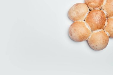 Köşede çiçeklerle süslenmiş tatlı pastane çörekleri. Yüksek kalite fotoğraf