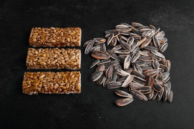 Siyah zemin üzerinde çıtır çıtır buğday waffle 'ları ve ortasında ayçiçeği tohumları. Yüksek kalite fotoğraf