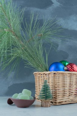 Bir tabak şekerli marmelat ve bir sepet dolusu Noel topu. Yüksek kalite fotoğraf