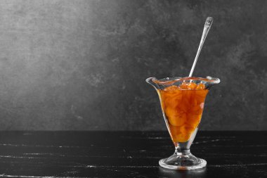 Koyu arkaplanda bir bardak lezzetli reçel