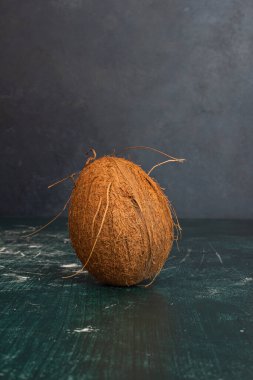 Bütün hindistan cevizini mermer masaya koy. Yüksek kalite fotoğraf