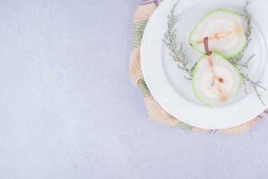 Armut dilimleri soyuldu ve beyaz bir tabakta biberiyeyle servis edildi. Yüksek kalite fotoğraf