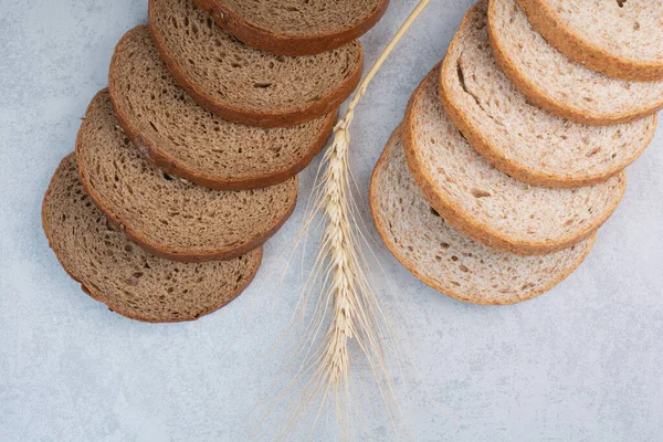 Taştan arka planda buğdaylı iki çeşit ekmek dilimi. Yüksek kalite fotoğraf