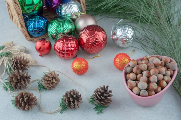 Çam kozalaklı ve fındıklı Noel baloları. Yüksek kalite fotoğraf