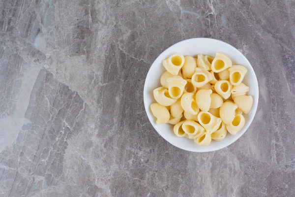 Beyaz tabakta baharatlı makarna. Yüksek kalite fotoğraf