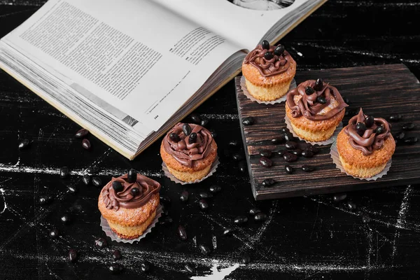 Tahtaya kakao kremalı kekler. Yüksek kalite fotoğraf