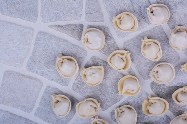 Yerdeki un üzerinde Kafkas khinkal malzemesi var. Yüksek kalite fotoğraf