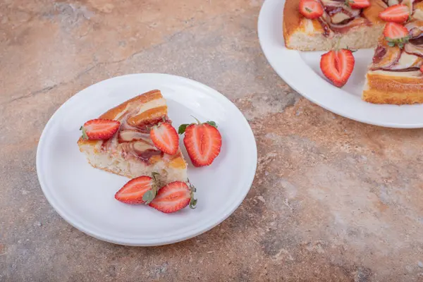 Kırmızı şerbetli çilekli turta ve beyaz tabakta meyveler. Yüksek kalite fotoğraf