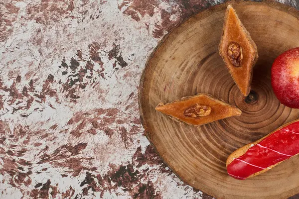 Çilekli pasta ve tahtanın üzerinde pakhlava. Yüksek kalite fotoğraf