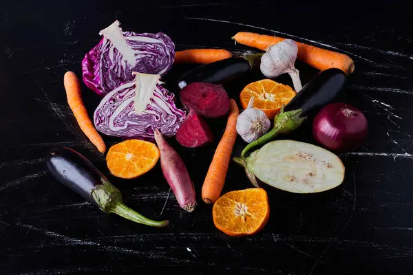 Siyah arka planda sebze bileşimi. Yüksek kalite fotoğraf