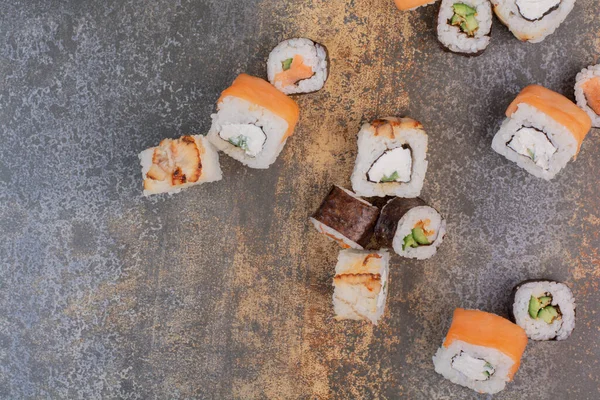 Mermer arka planda lezzetli farklı suşi seti.