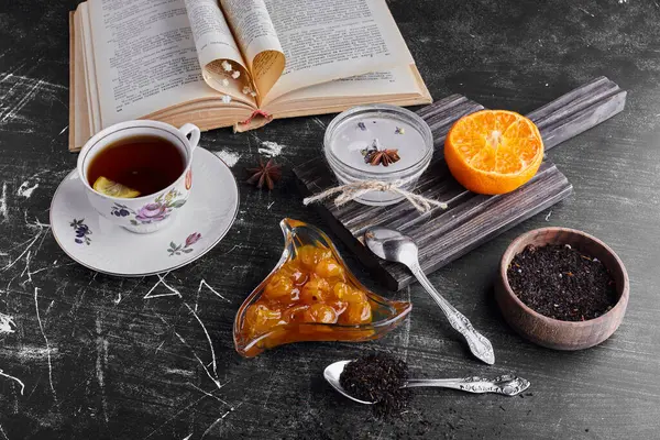 Kirazlı ve baharatlı bir fincan çay. Yüksek kalite fotoğraf