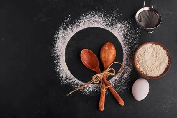 İçindekiler siyah arkaplanda izole edildi. Yüksek kalite fotoğraf