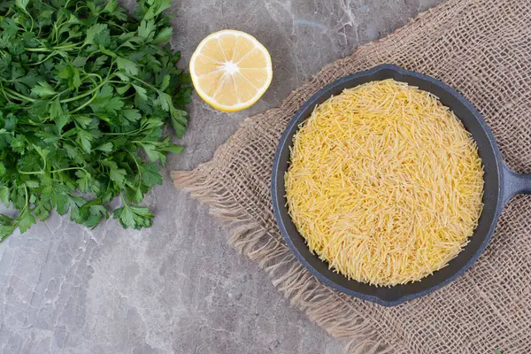 Pasta Een Zwarte Pan Met Citroen Kruiden Hoge Kwaliteit Foto — Stockfoto