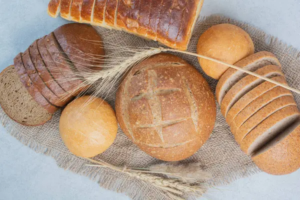 Various Homemade Bread Burlap Wheat High Quality Photo — Stock Photo, Image