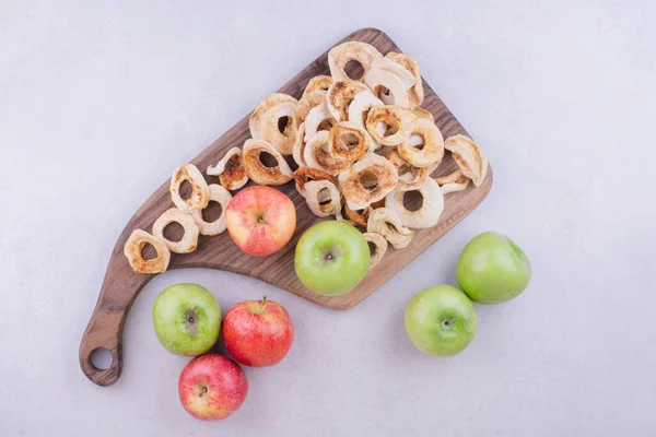 Secar Las Rodajas Manzana Con Manzanas Frescas Una Tabla Madera — Foto de Stock