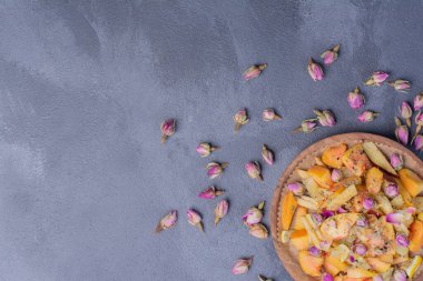 Mavi arka planda çiçekli dilimlenmiş meyve tabağı. Yüksek kalite fotoğraf