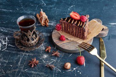 Baharatlı ve dutlu bir dilim pasta. Yüksek kalite fotoğraf