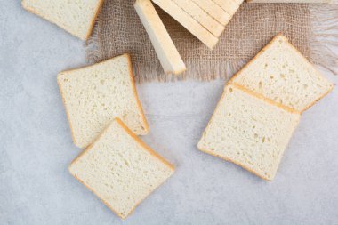 Çuval bezinde taze ekmek dilimleri. Yüksek kalite fotoğraf