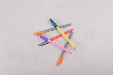 Beyaz arkaplanda renkli işaret kalemleri