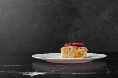 Bir dilim çilekli limonlu turta. Yüksek kalite fotoğraf